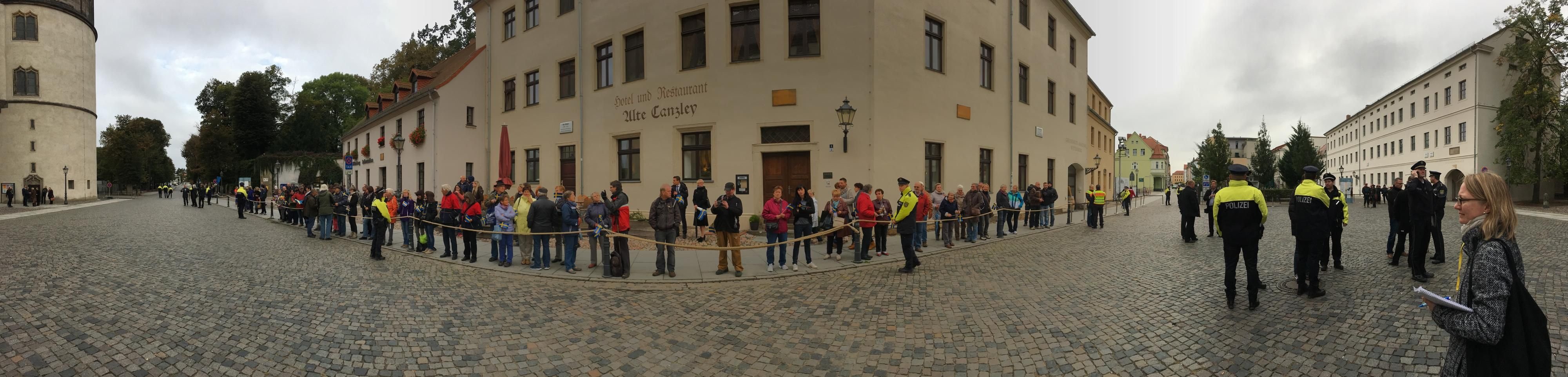 Die Königin und der König lassen sich am Vormittag die Schlosskirche zeigen.
