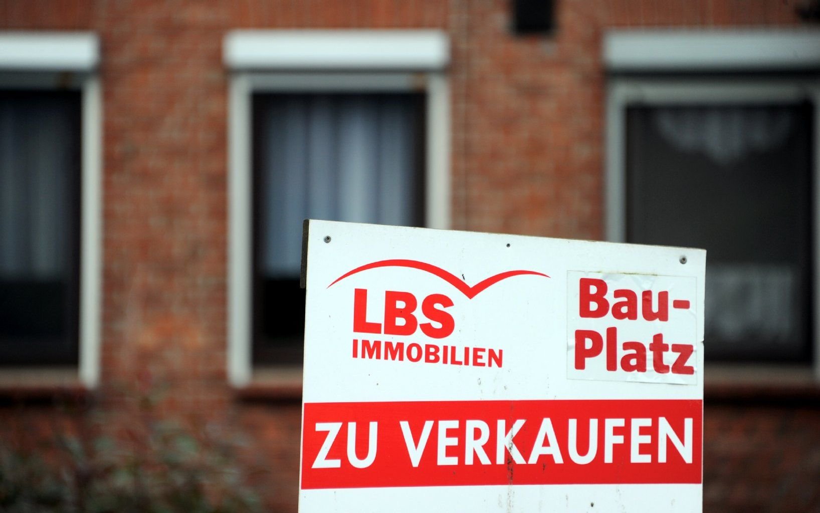 Die Finanzierung der eigenen Immobilie prägt meist ein ganzes Leben und sollte von daher gut überlegt und genau geplant sein.