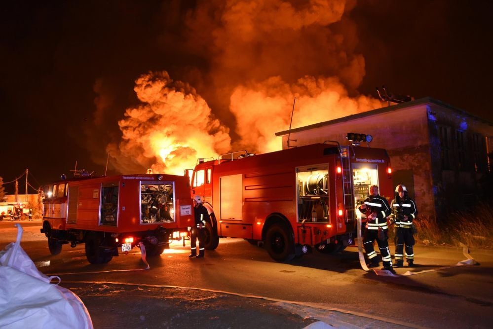 Beim Großbrand auf dem Gelände des Abfallentsorgungsunternehmens Fehr in Aschersleben waren 65 Kameraden im Einsatz.