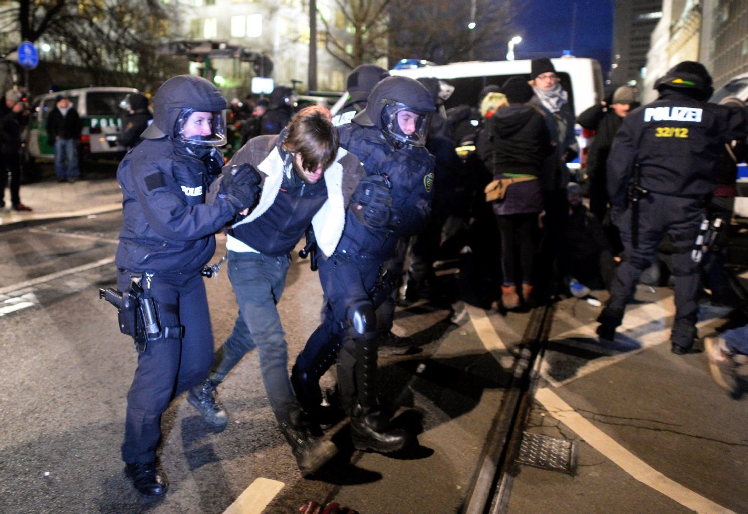 Polizisten führen in Leipzig nahe dem Augustusplatz einen Teilnehmer einer Demonstration gegen die islamkritische Bewegung «Leipzig gegen die Islamisierung des Abendlandes» (Legida) ab.