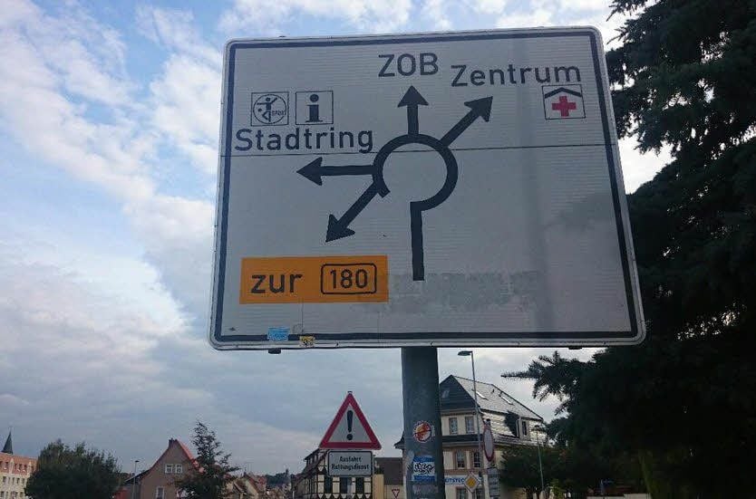 Ein Vorwegweiser am Freistraßentor in Eisleben: Was verbirgt sich hinter der Abkürzung ZOB?