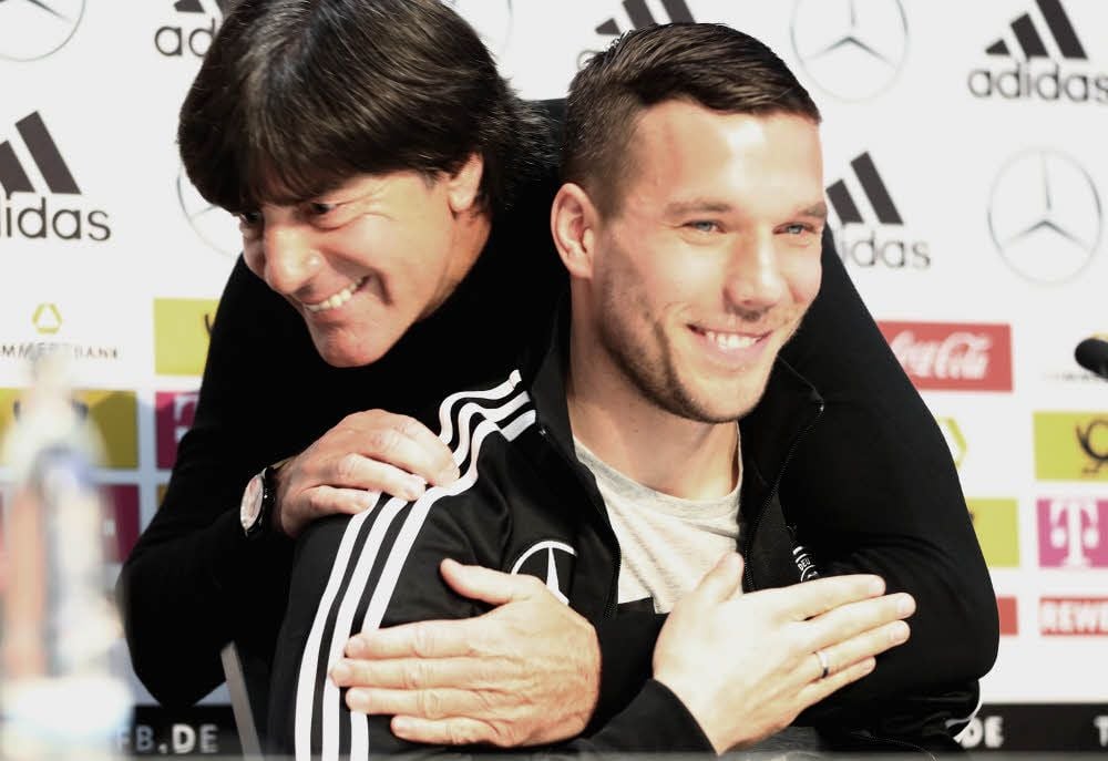 Es wird herzlich: Joachim Löw drückt Lukas Podolski.