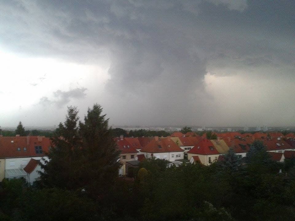 So sah die sogenannte Superzelle des Gewitters am Dienstagabend über Halle-Neustadt aus.