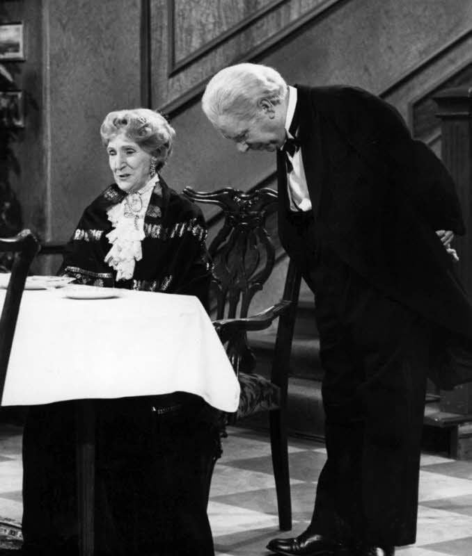 Miss Sophie und ihr Butler James im „Dinner for One“‚