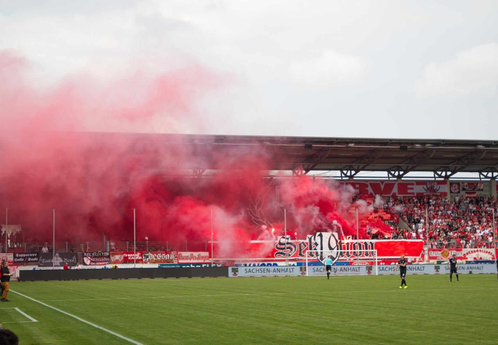 Bengalos im HFC-Fanblock vor dem Spiel gegen Paderborn - das wird teuer für den Verein.