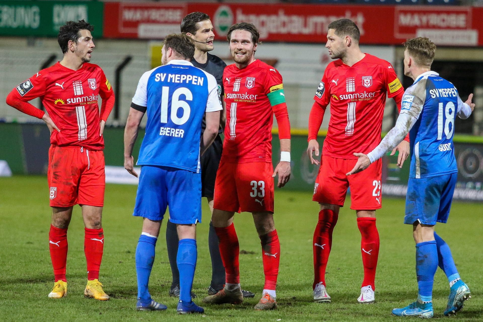 Diskussionen bei den Kapitänen: Meppens Egerer und Halles Nietfeld haben nach dem HFC-Tor zum 1:1 Gesprächsbedarf.