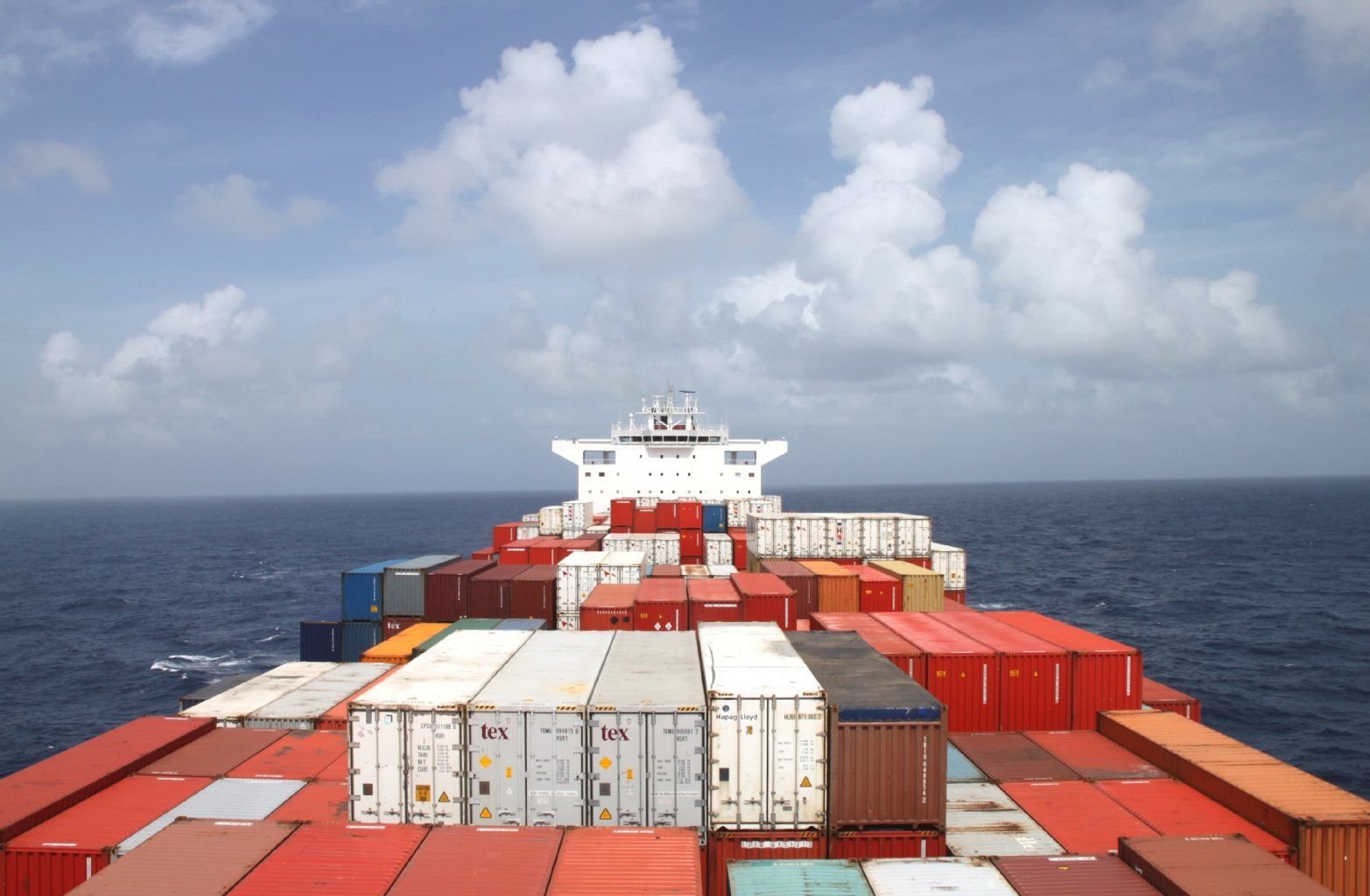 Blick über das voll beladene Containerschiff Santa Rosa