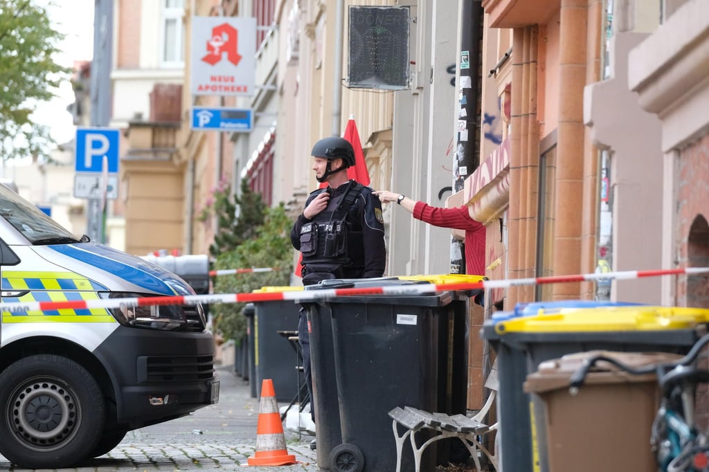 Nach den Anschlägen in Halle: Polizisten sichern die Umgebung.