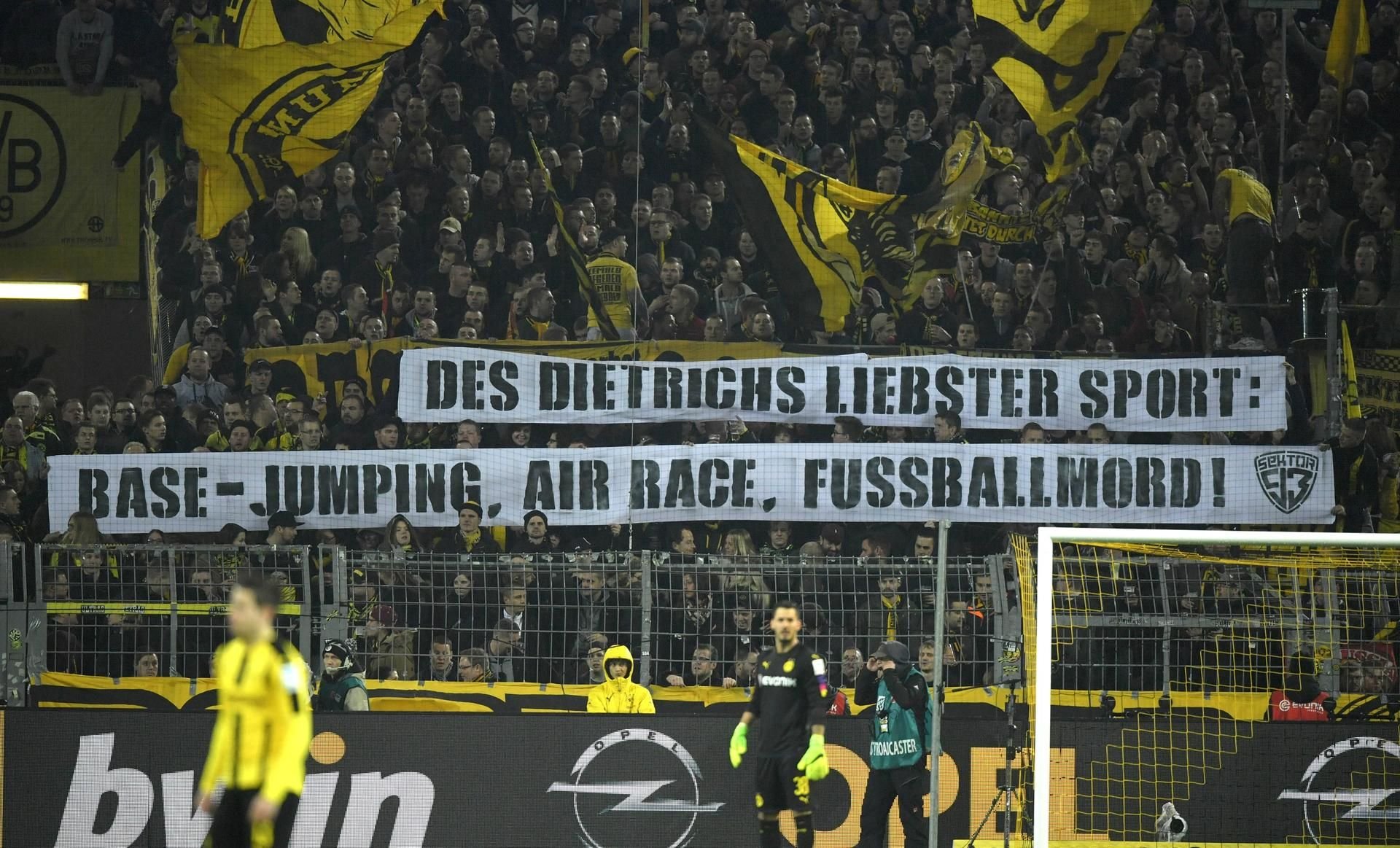"Des Dietrichs liebster Sport - Base-Jumping, Air Race, Fußballmord" - Spruchband der BVB-Fans gegen Red Bull-Besitzer Dietrich Mateschitz.