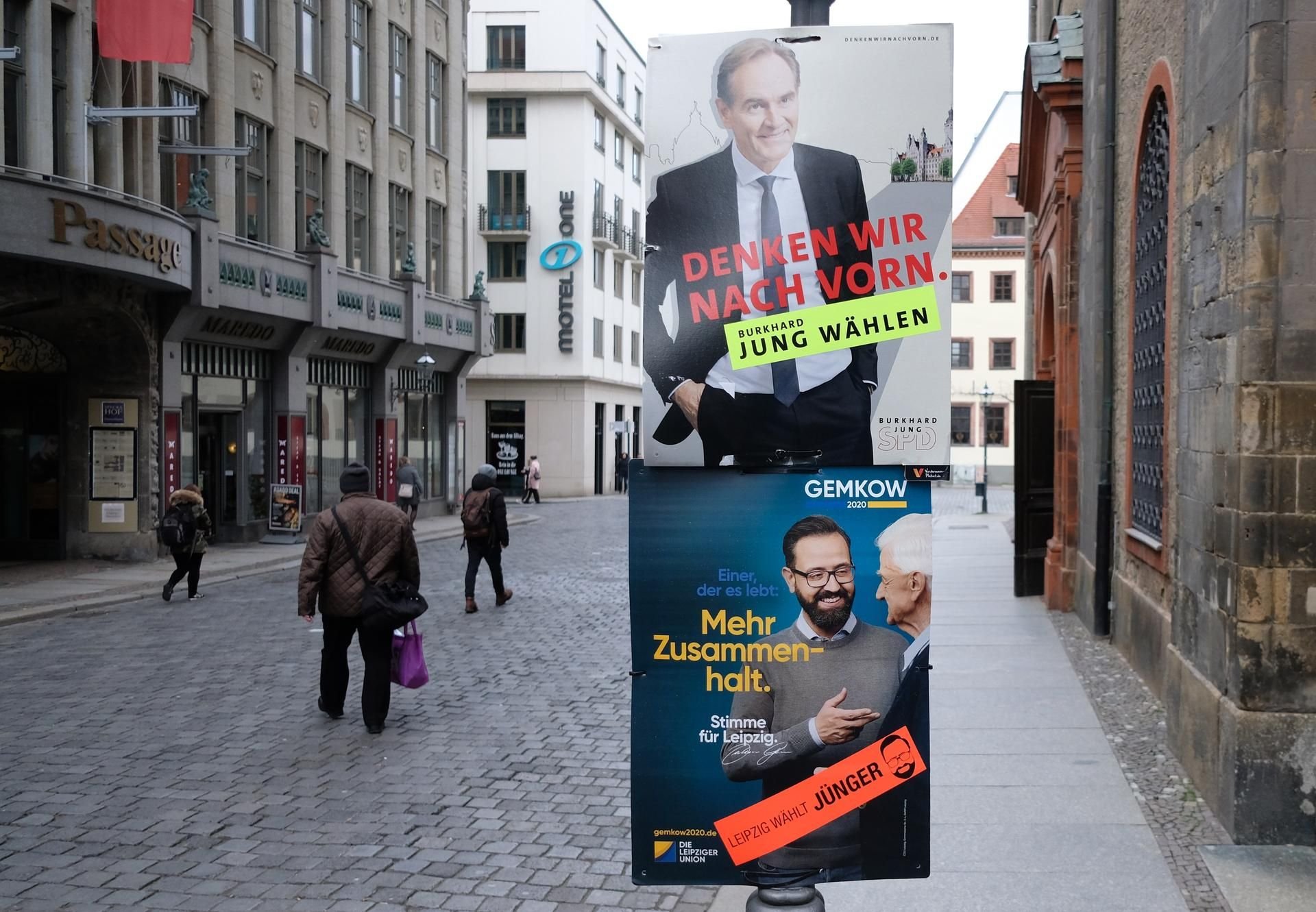 Wahlplakate zur Wahl des Leipziger Oberbürgermeisters mit dem Bild des Amtsinhabers Burkhard Jung (SPD/ oben) und dem Kandidaten der CDU, Sebastian Gemkow, hängen in der Innenstadt.