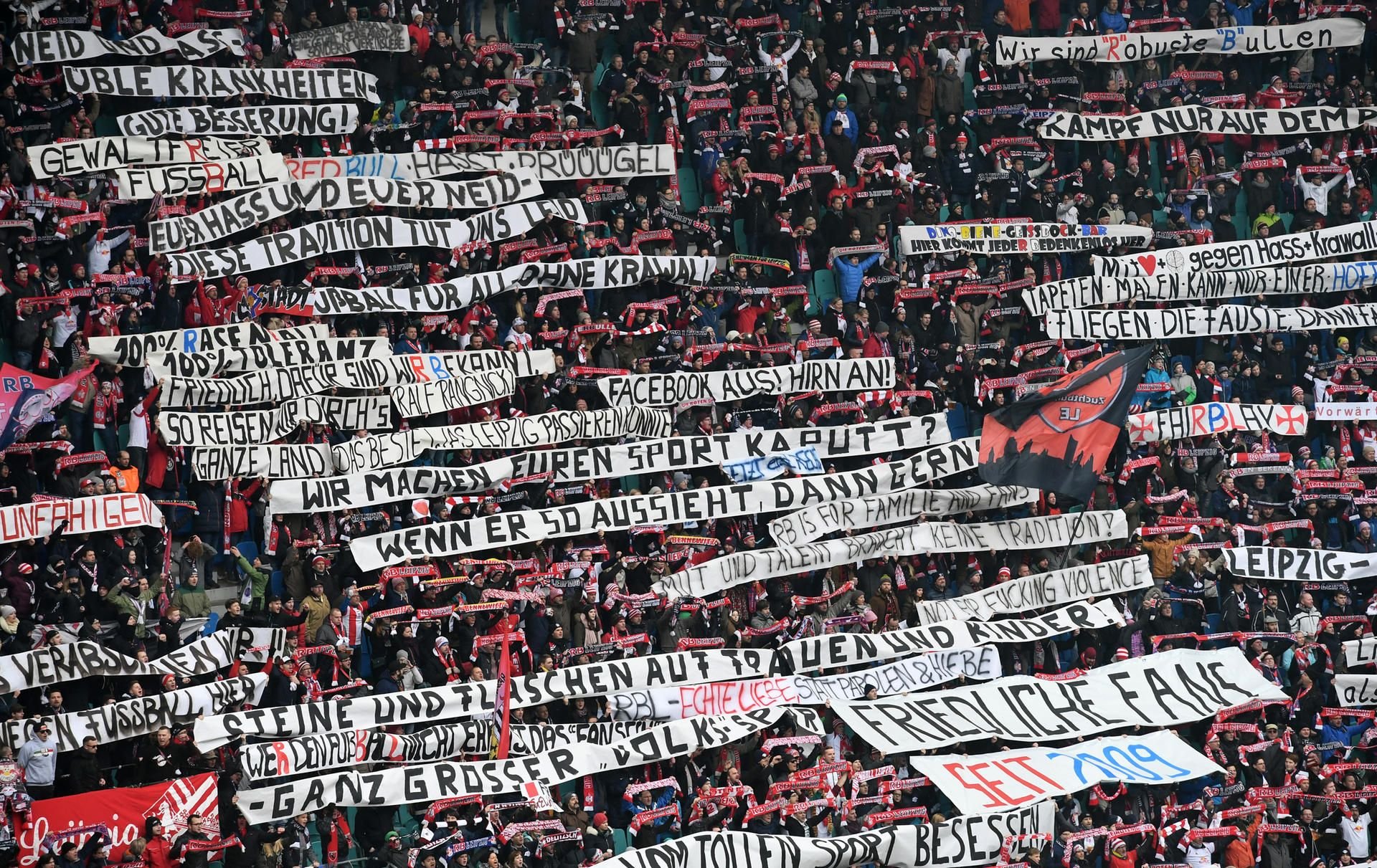 Fankultur bei RB Leipzig RB Leipzig-Fans begeistern mit Anti-Gewalt-Botschaft beim HSV-Spiel
