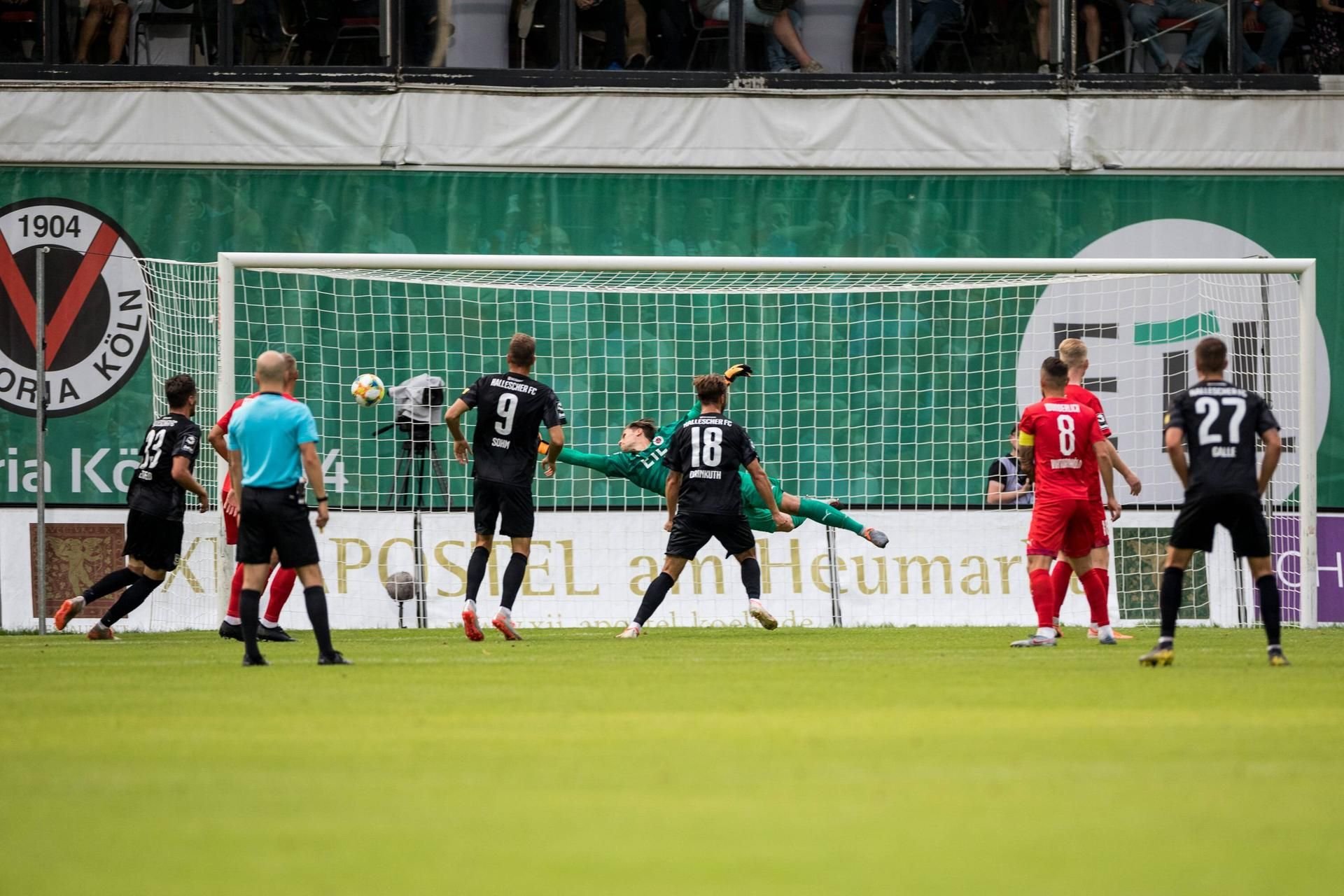 Sebastian Mai köpft zum 1:0 für den HFC bei Viktoria Köln ein.