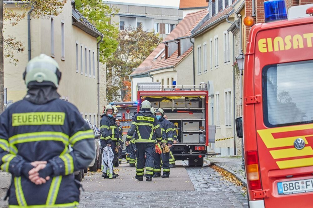 Rund 40 Feuerwehrleute waren wegen des Päckchens an der Grundschule Adolph Diesterweg in Bernburg im Einsatz.