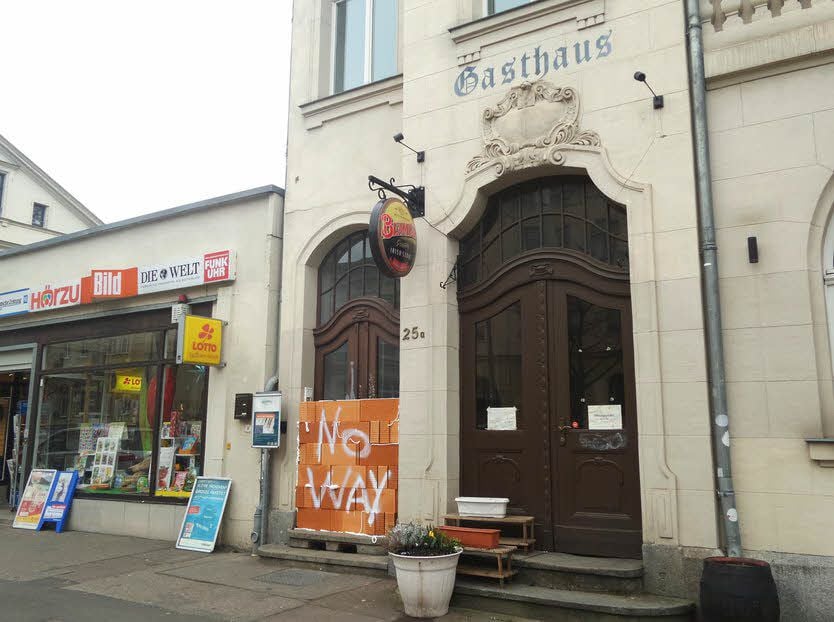 Vor einem Jahr: der zugemauerte Eingang in Halle