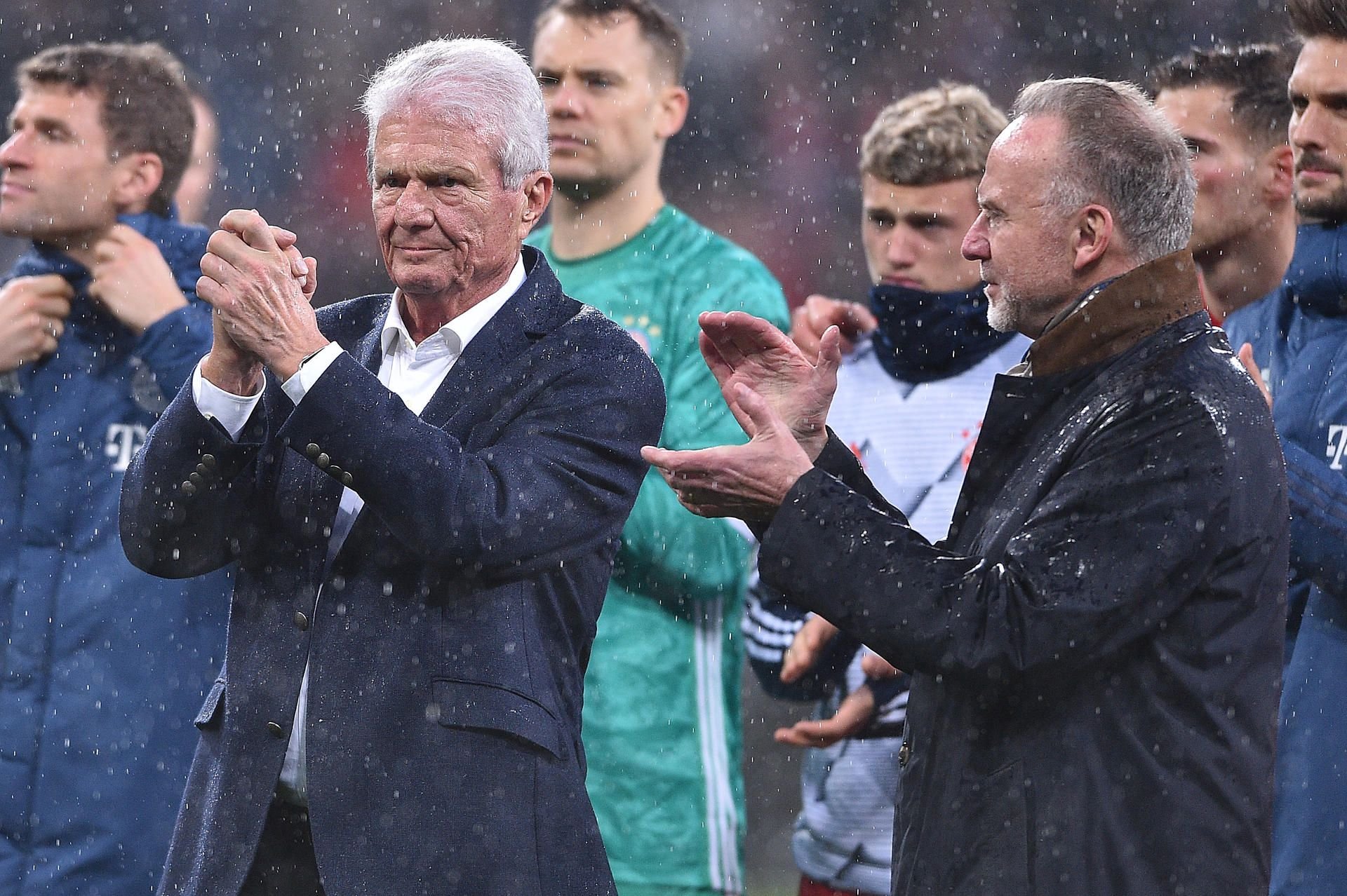 Dietmar Hopp applaudiert den Fans in Sinsheim als Dank für die Solidarität.