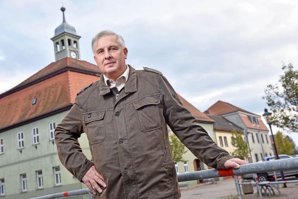 Bereits im Wahlkampf ließ sich Bernd Marbach vor dem Jeßnitzer Rathaus fotografieren. Jetzt ist er dort eingezogen.