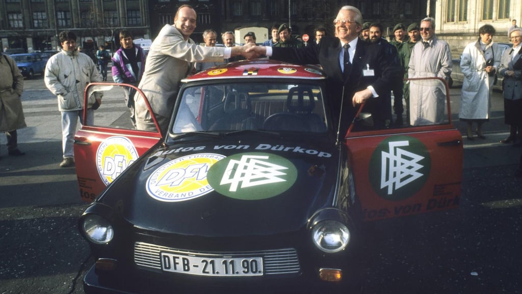 Fußballerische Wiedervereinigung: DFV-Präsident Dr. Hans-Georg Moldenhauer (l.) und DFB-Präsident Hermann Neuberger geben sich 1990 in Leipzig symbolisch die Hand.