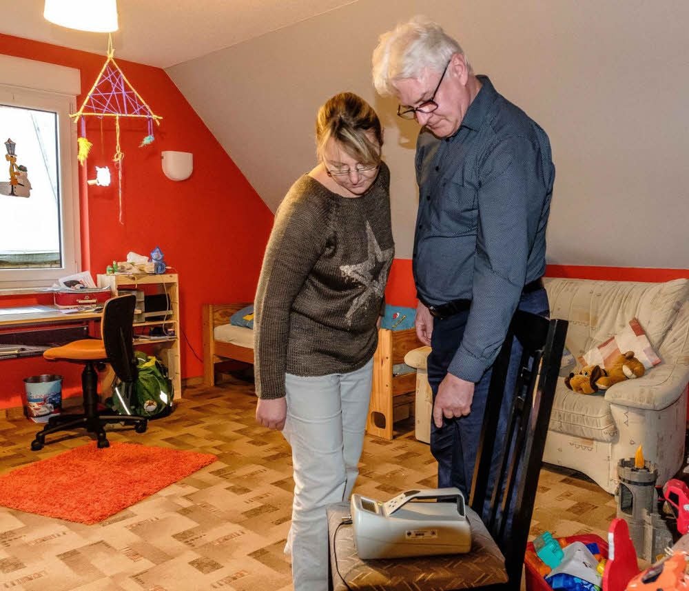 Dietmar Ebert erklärt Sandra Hilgenhof das Ultrafeinstaubmessgerät. Eine Stunde sammelt es den Staub im Kinderzimmer des sechsjährigen Eric. Die Messung ist Teil einer deutschlandweit angelegten Studie.