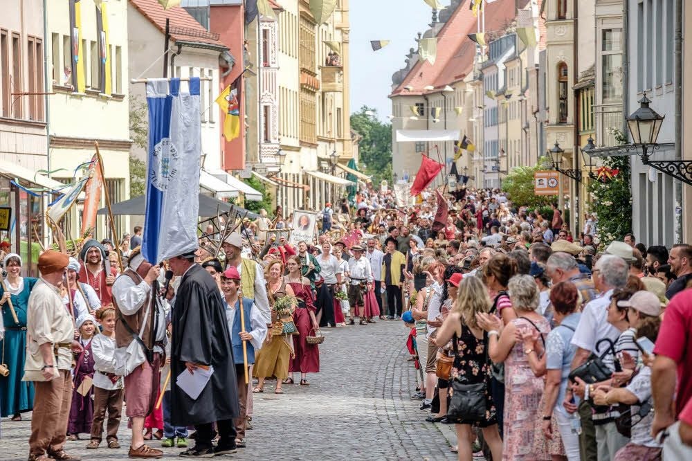 Vom Lutherhaus startete Sonnabendnachmittag der Festumzug zu „Luthers Hochzeit“ in Richtung Marktplatz. Gut 2000 Mitwirkende, auch aus dem Ausland, sorgten für schöne Bilder und Jubel in den Reihen der Zuschauer. Der Umzug ist auch eine logistische Meisterleistung für die Festveranstalter.