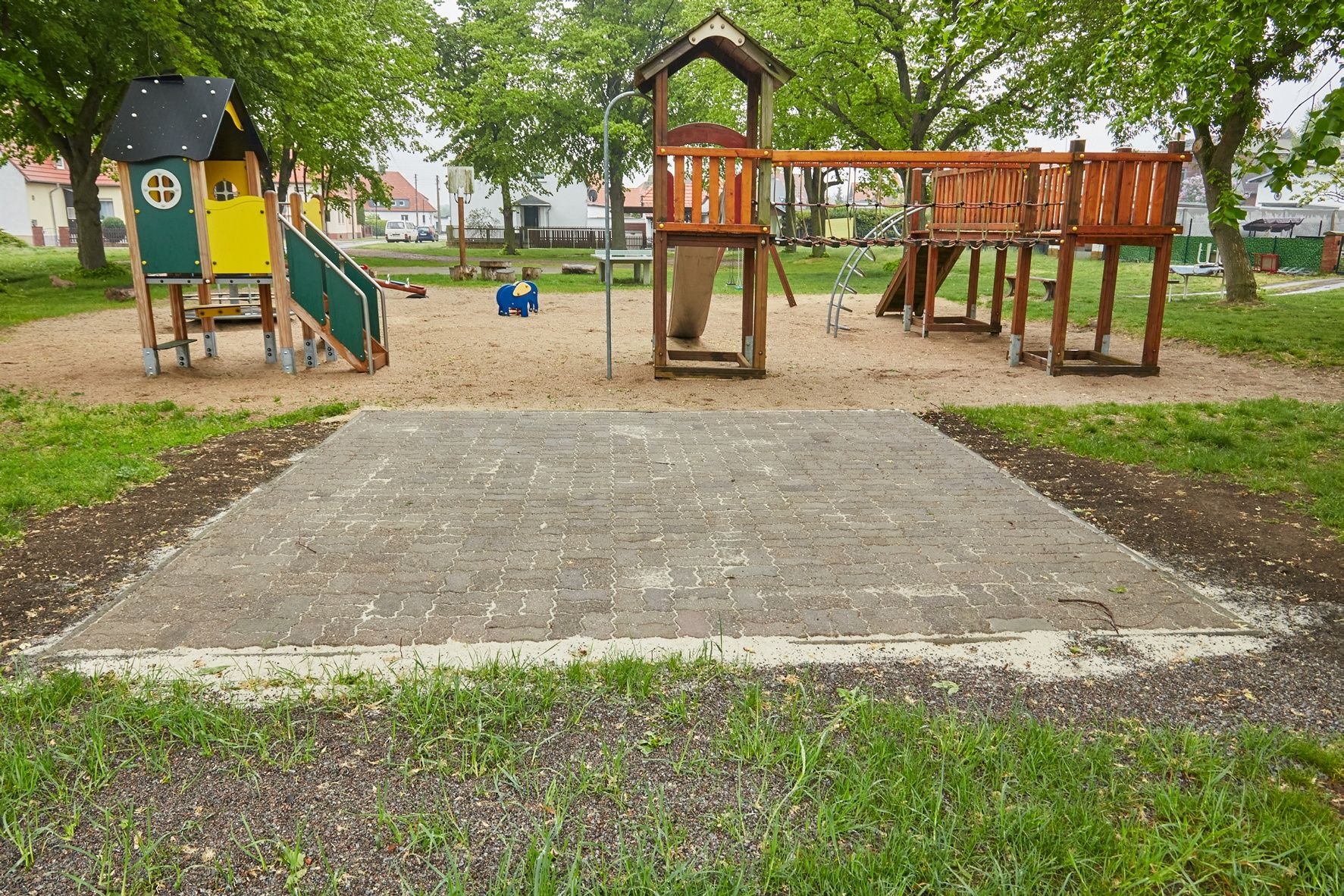 Blick auf den Spielplatz in Baalberge bei Bernburg, auf der gepflasterten Fläche soll ein Schuppen errichtet werden.