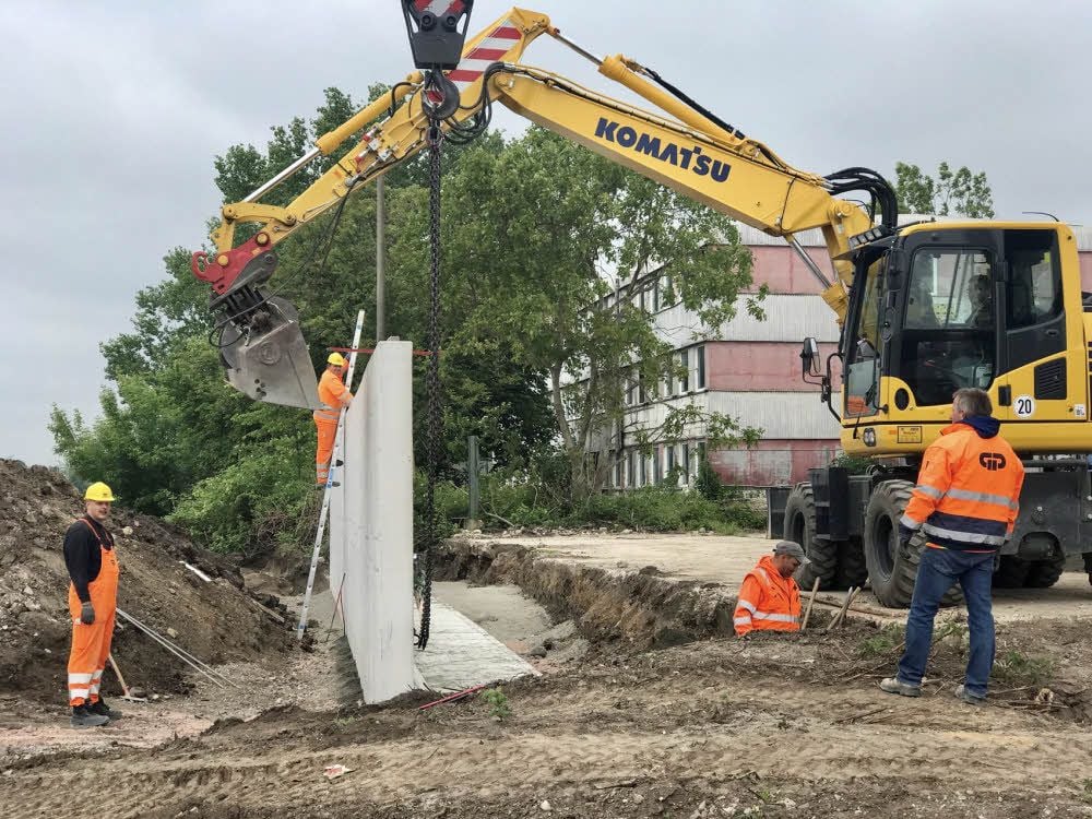 Damit die Anwohner vor Lärm geschützt sind, werden auch Schallschutz-Wände gebaut und lärmdämmende Erdwälle aufgeschüttet.