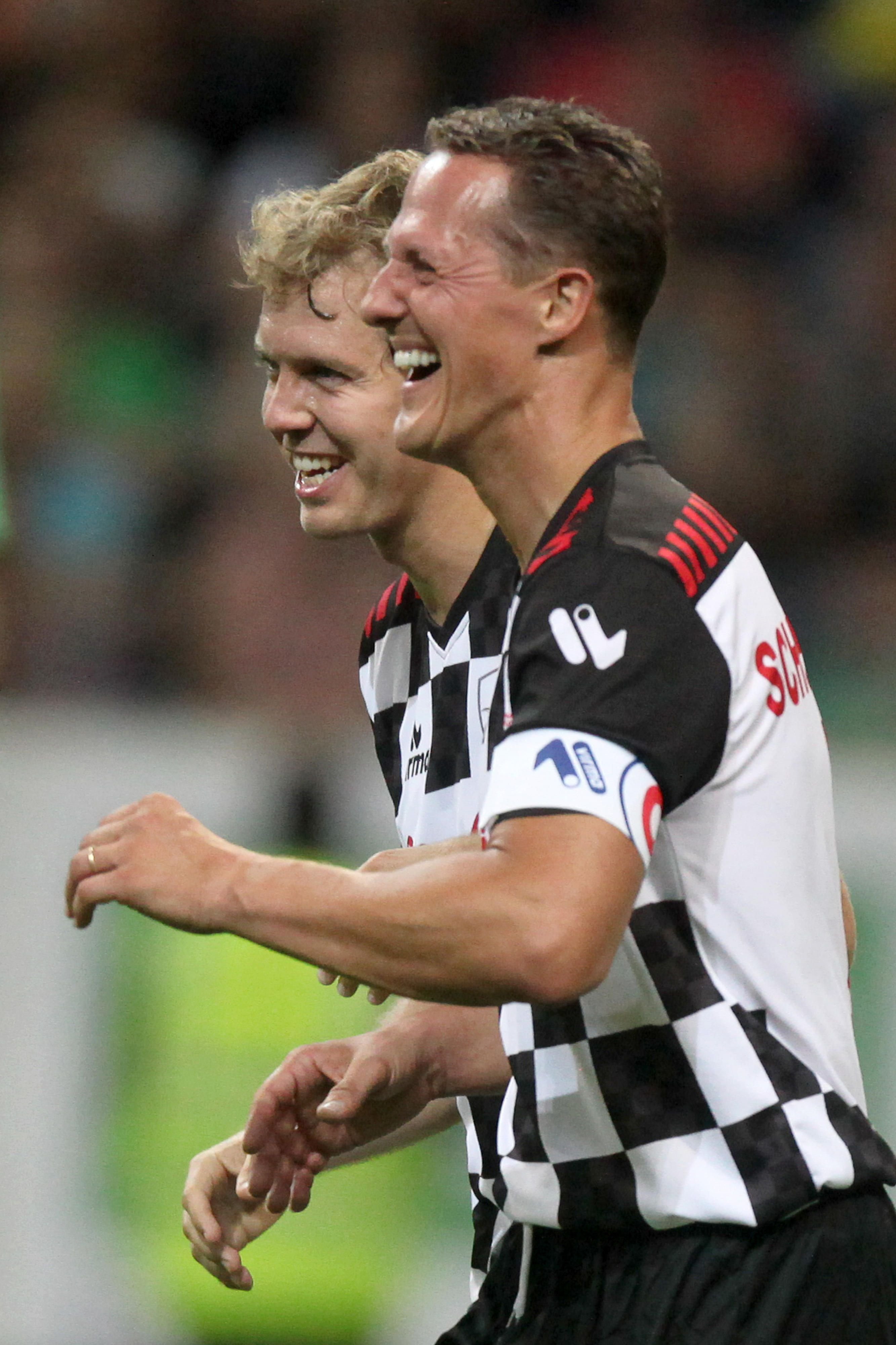 Spaß beim Charity-Kick: Sebastian Vettel (hinten) und Michael Schumacher im Juli 2012.