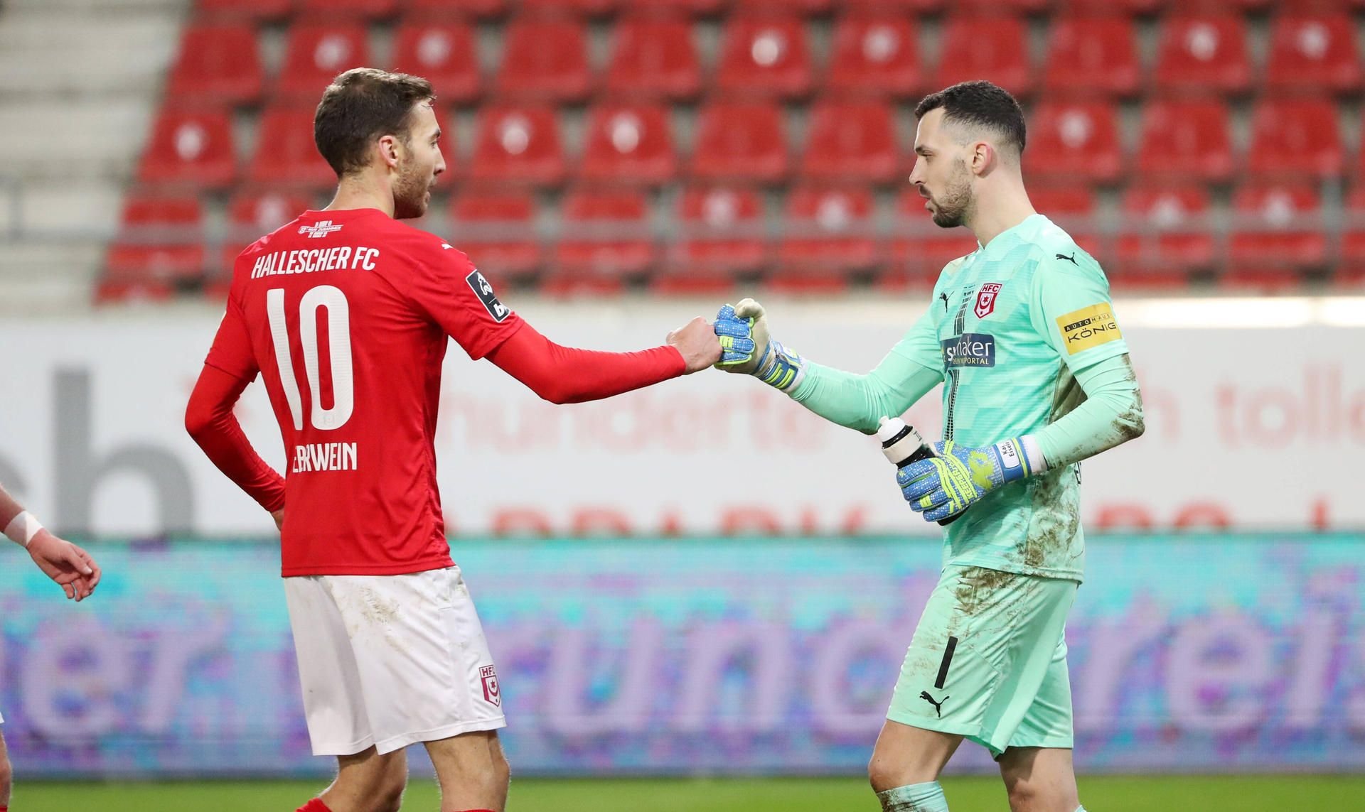 HFC-Torwart Kai Eisele holt sich die Gratulation von Mitspieler Michael Eberwein ab.