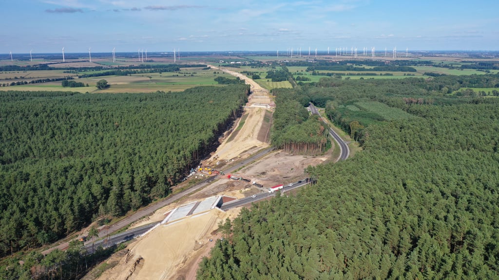 Die Autobahnbaustelle wenige Kilometer vor Lüderitz bei Stendal. An dieser Stelle wurde die Trasse der B 189 verlegt. Die Bundesstraße unterquert die künftge Autobahn. In den nächsten Wochen wird der Damm der künftigen A 14 fertiggestellt. Noch bis Jahresende folgen Schotter und eine Asphalt-Tragschicht. Nächstes Jahr wird die Fahrbahn betoniert. Wenn die A 14 befahrbar ist, wird die B 189 zur Landesstraße abgestuft.