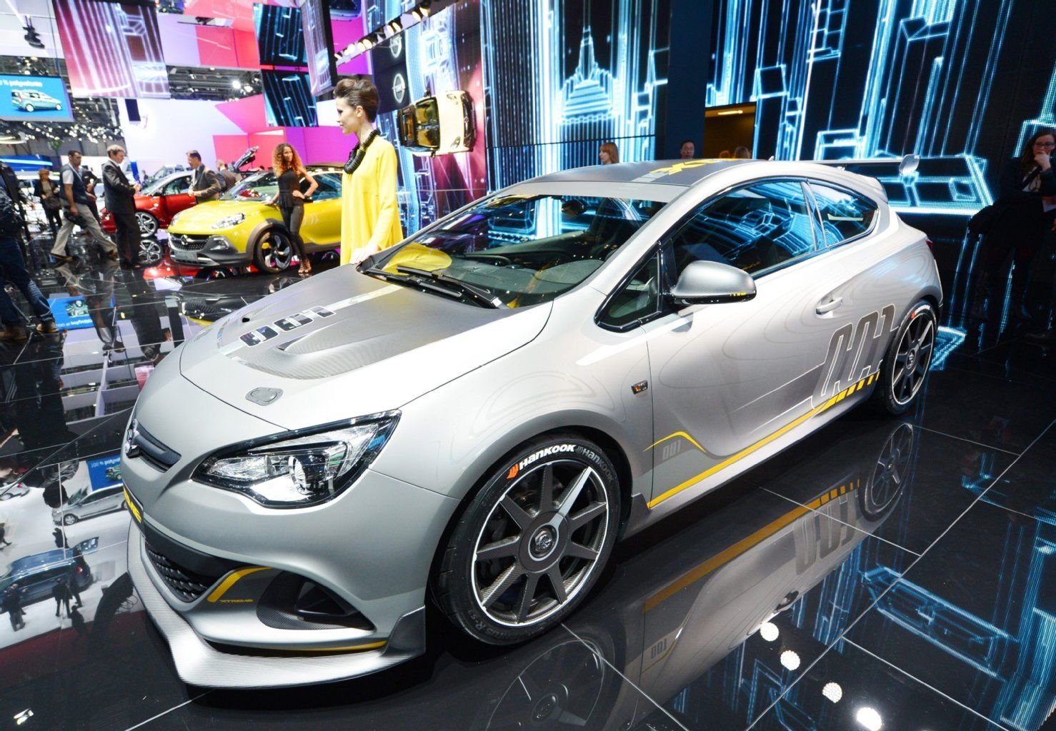 Extrem breit und 300 PS stark: Opel zeigt den Astra OPC Extreme als Studie.