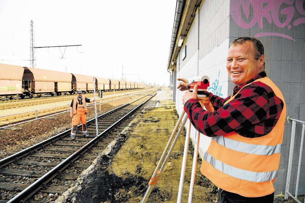 Am Dienstag hat die Sanierung des Bahnhofes in Profen begonnen. Heiko Trettin von der Firma ITG bei Messarbeiten mit dem Nivelliergerät.