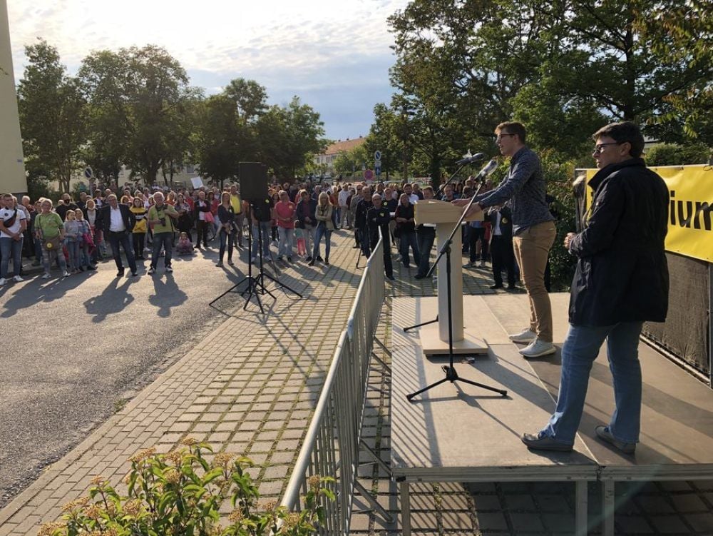 Einige Schüler des Gymnasiums Thale schreiten bei der Demo zum Rednerpult. Einer von ihnen ist Richard Meseg, der dort die elfte Klasse besucht.