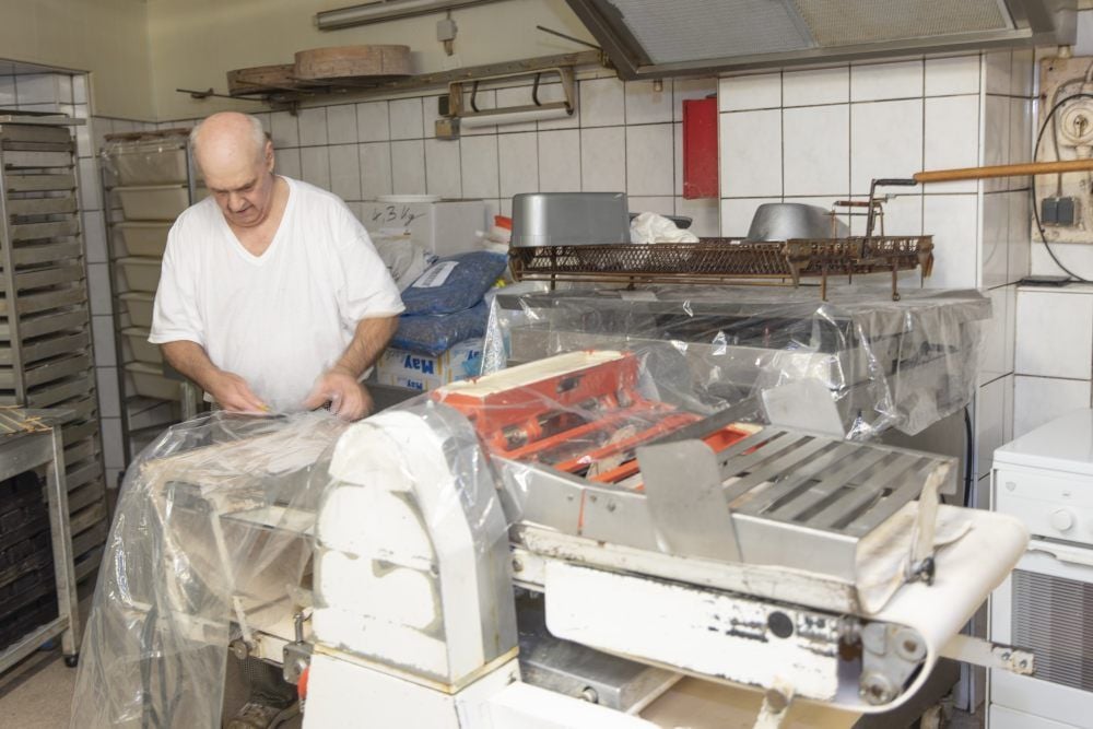 Die Bäckerei Hecht ist geschlossen. Mitarbeiter Hans-Joachim Thiebe packt die Maschinen und Einrichtungen in Folie ein.