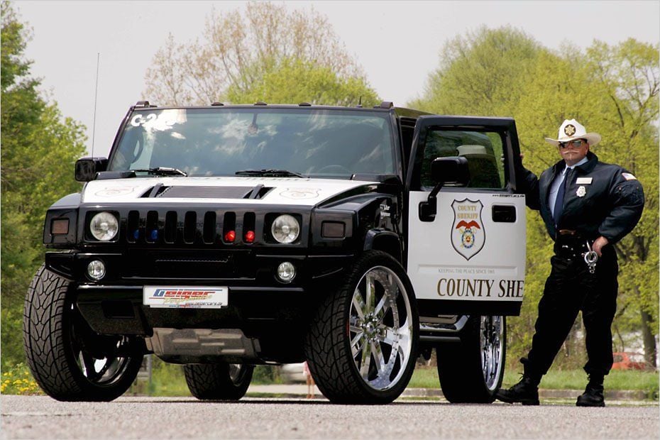 Und es geht noch dicker: Auch der Hummer H2 ist im Polizeieinsatz.