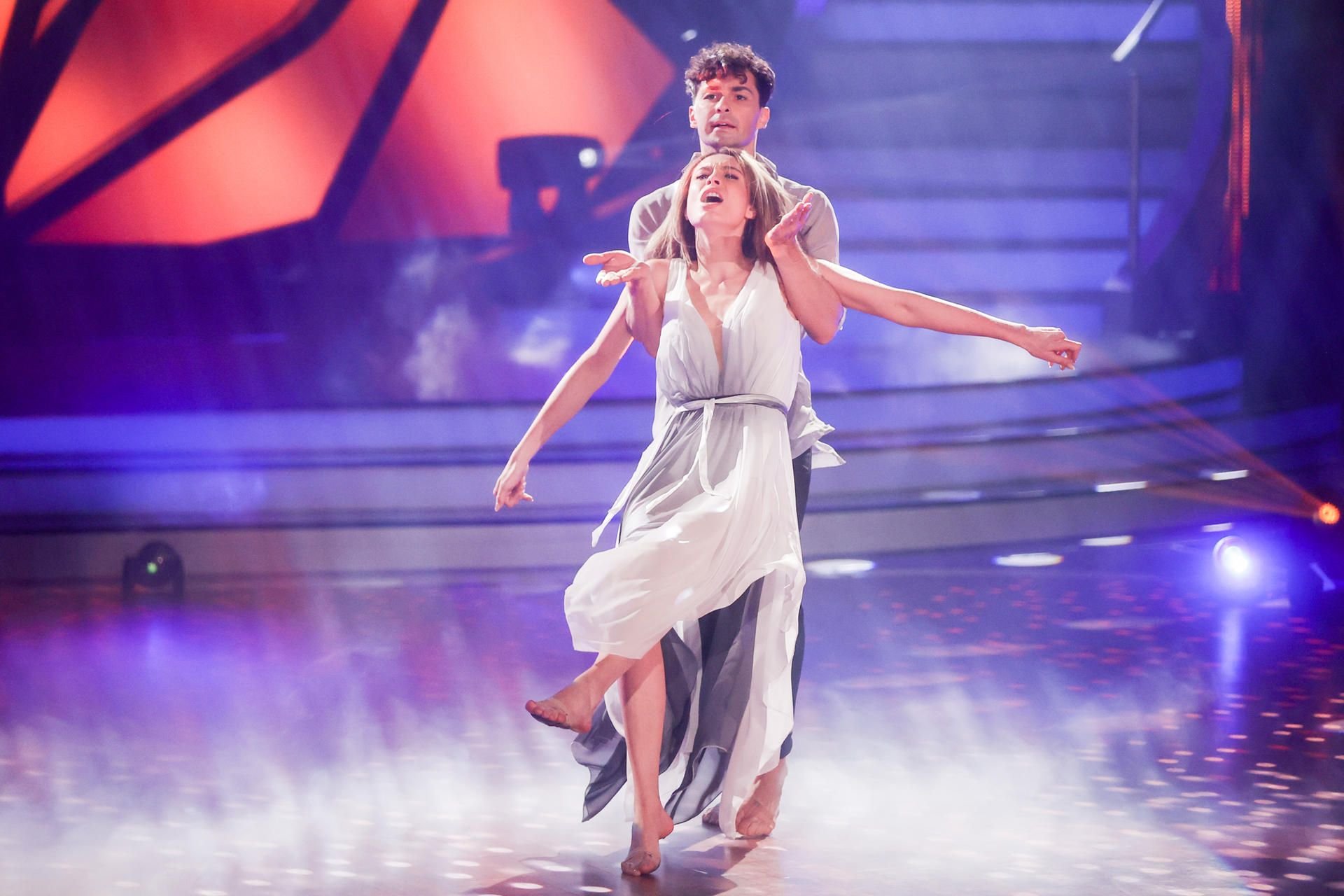Loiza Lamers, Transgendermodel, und Andrzej Cibis, Profitänzer, tanzen in der RTL-Tanzshow «Let's Dance» im Coloneum. Loiza Lamers ist in der vierten Folge der RTL-Tanzshow «Let's Dance» ausgeschieden.