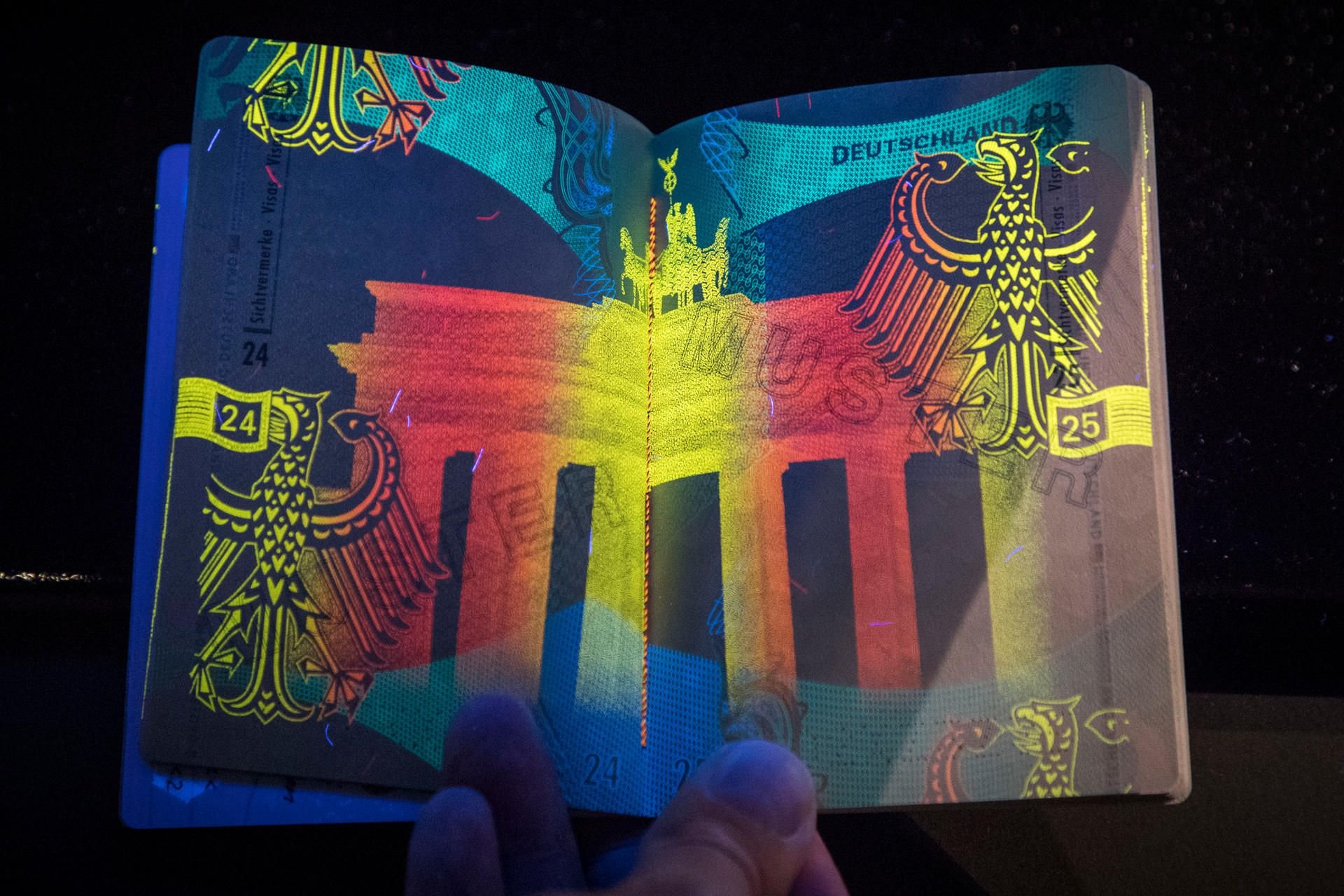 Auf der Mittelseite erscheint unter UV-Licht das Brandenburger Tor in Rot und Gelb.