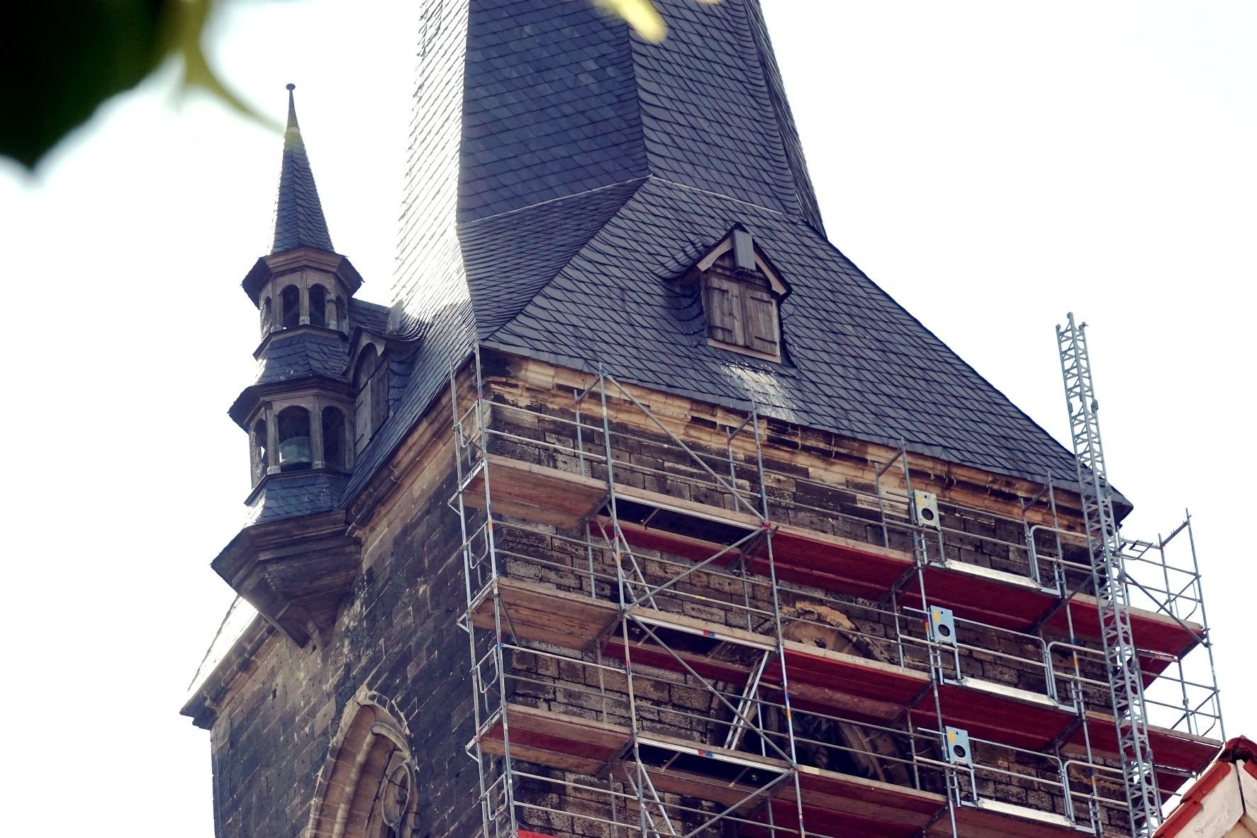 An der Stephanikirche musste jetzt der Kirchturm notgesichert werden. Steine bröckeln aus der Fassade des 80 Meter hohen Turms.