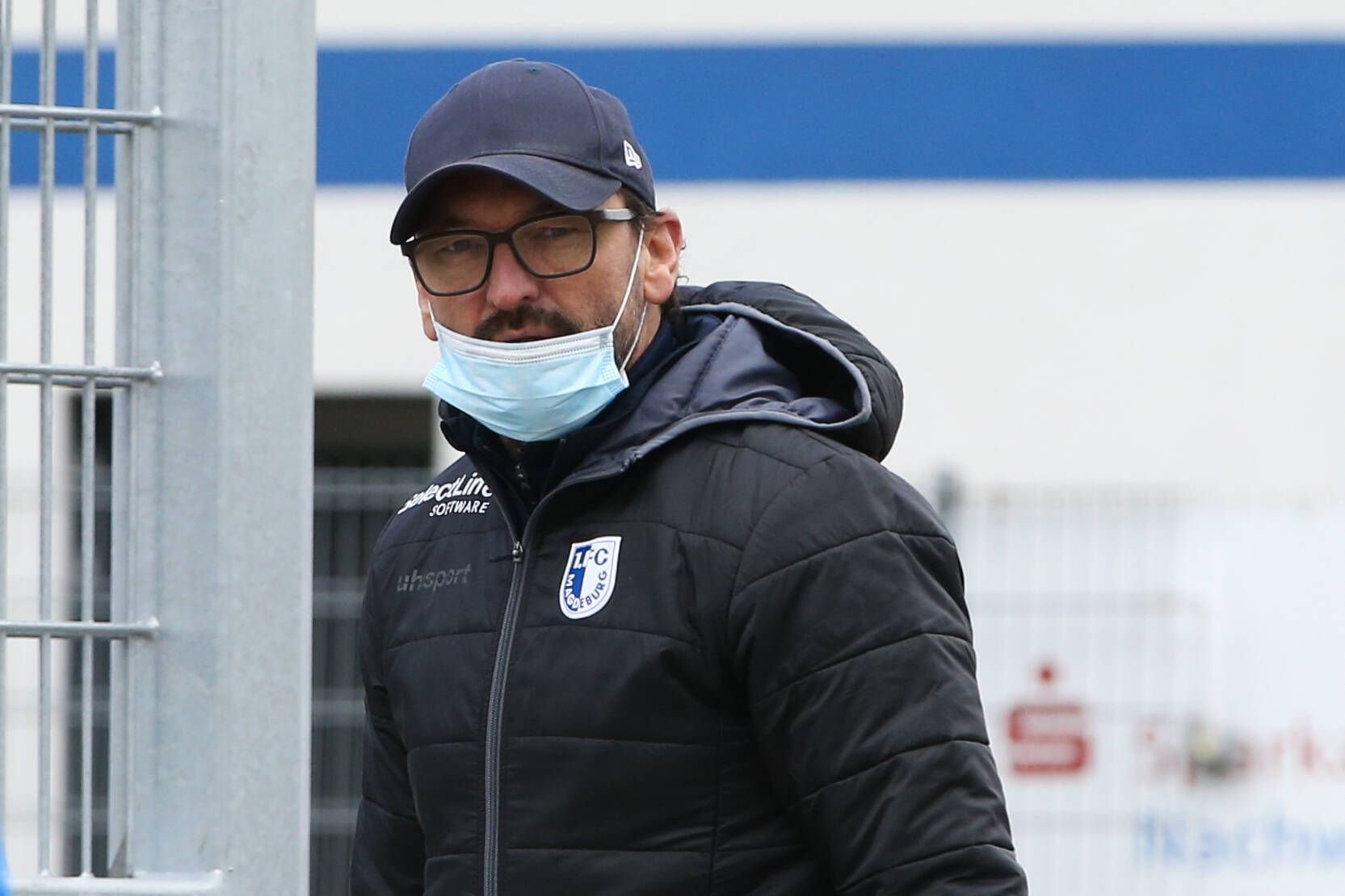 FCM-Trainer Claus-Dieter Wollitz mit Mundschutz beim Training.