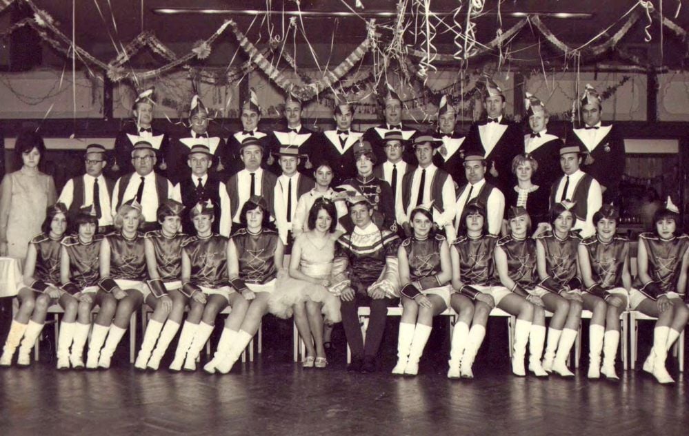 Das Bild zeigt die Gründungsmitglieder des Karnevalsvereins in Cochstedt im Jahr 1969.