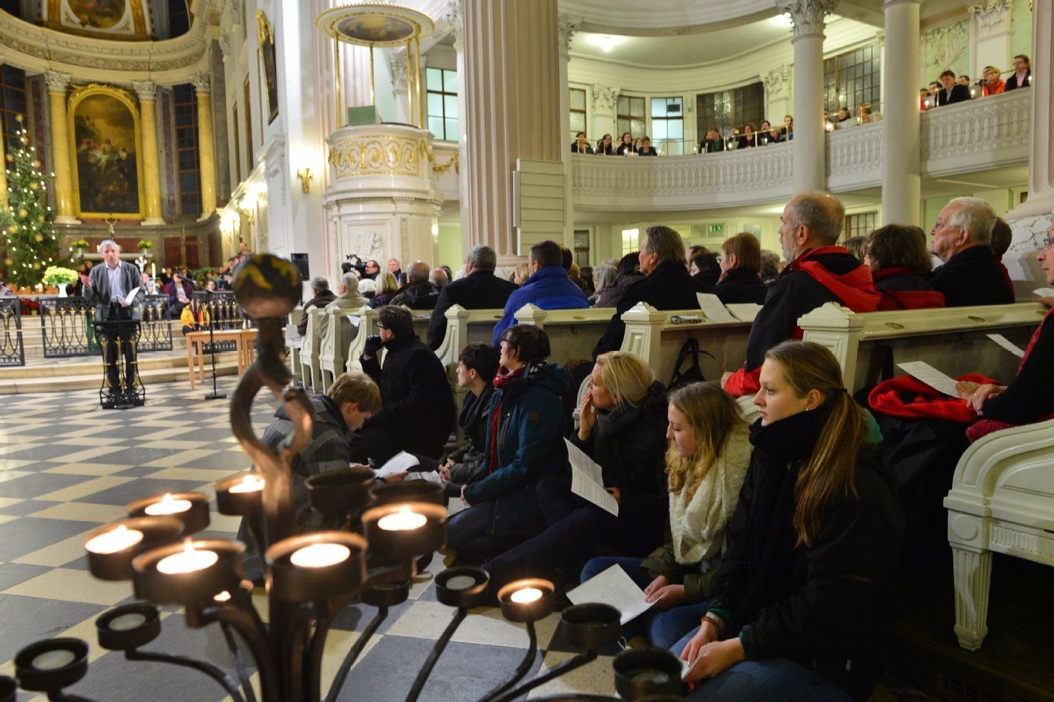 Leipziger Bürger nehmen in der Nikolaikirche in Leipzig am montäglichen Friedensgebet teil.