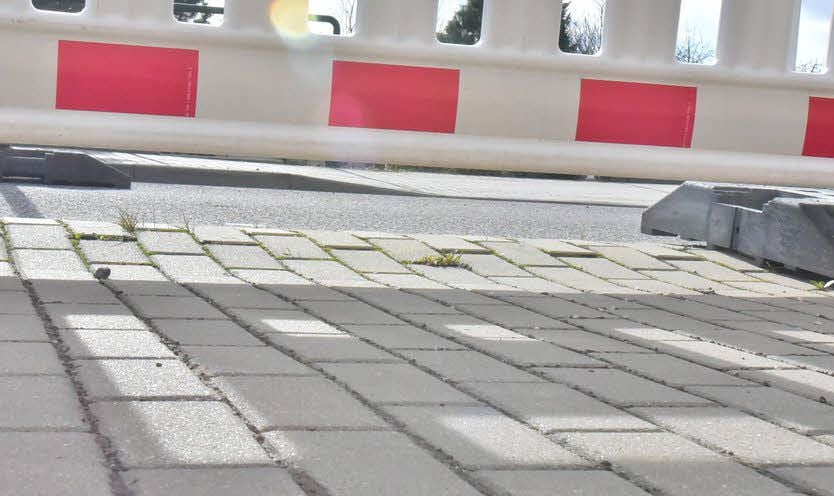 Der Boden vom Fußweg sackt ab.