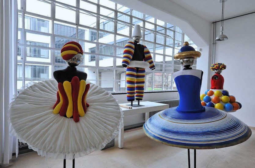 Die umstrittenen Figurinen in der Ausstellung „Mensch Raum Maschine - Bühnenexperimente am Bauhaus“.