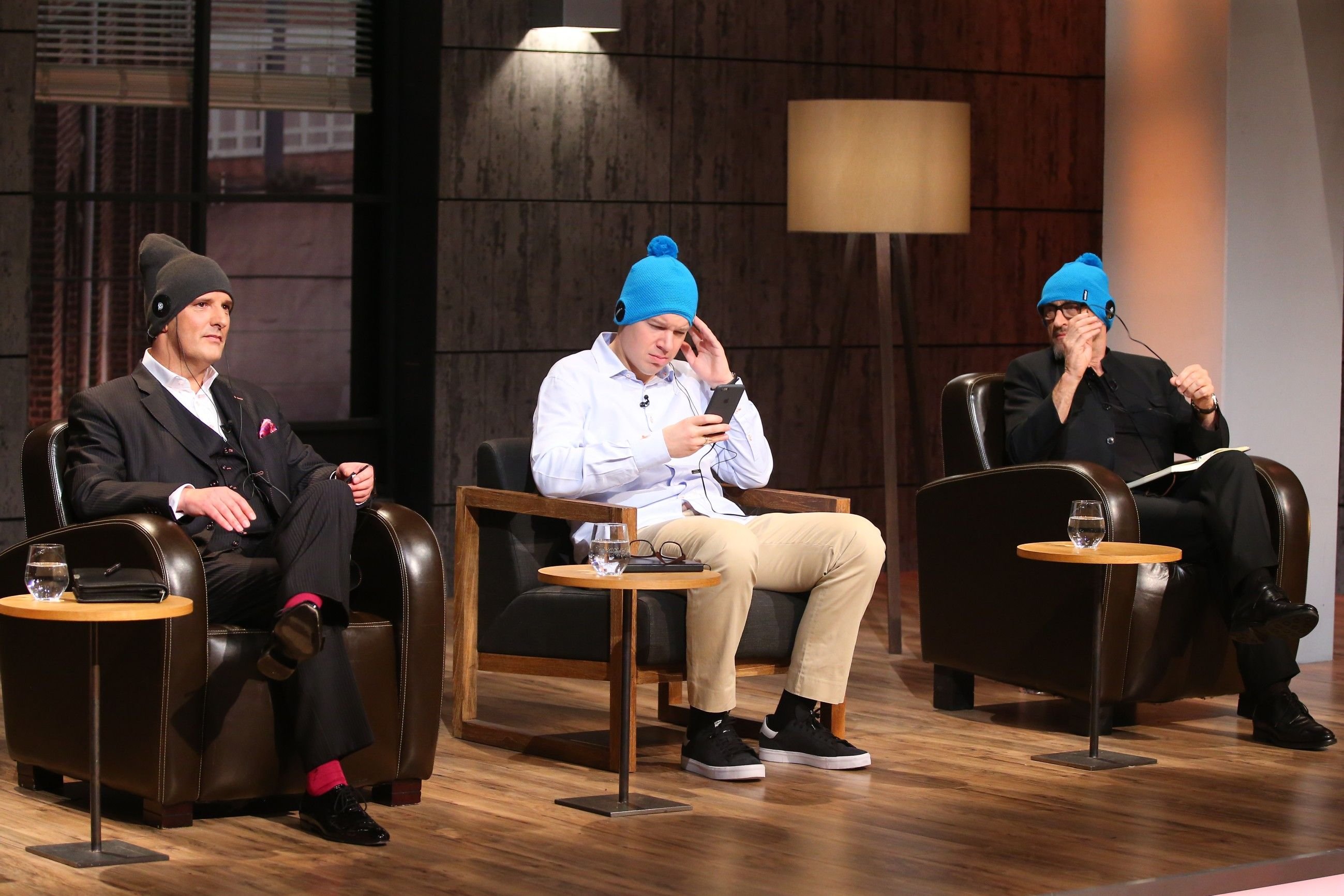 Die Investoren Ralf Dümmel (l.), Frank Thelen (M.) und Jochen Schweizer testen die 'Eareble'-Mützen.