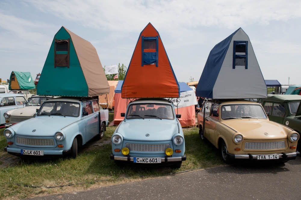 Fast schon ein Wohnmobil: Bei einem Trabi-Treffen 2018 in Anklam (Mecklenburg-Vorpommern) sind Zwickauer „Pappen“ mit Autodachzelt zu sehen.