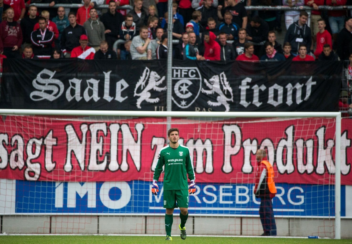 Fabian Bredlow vor dem HFC-Fan-Block