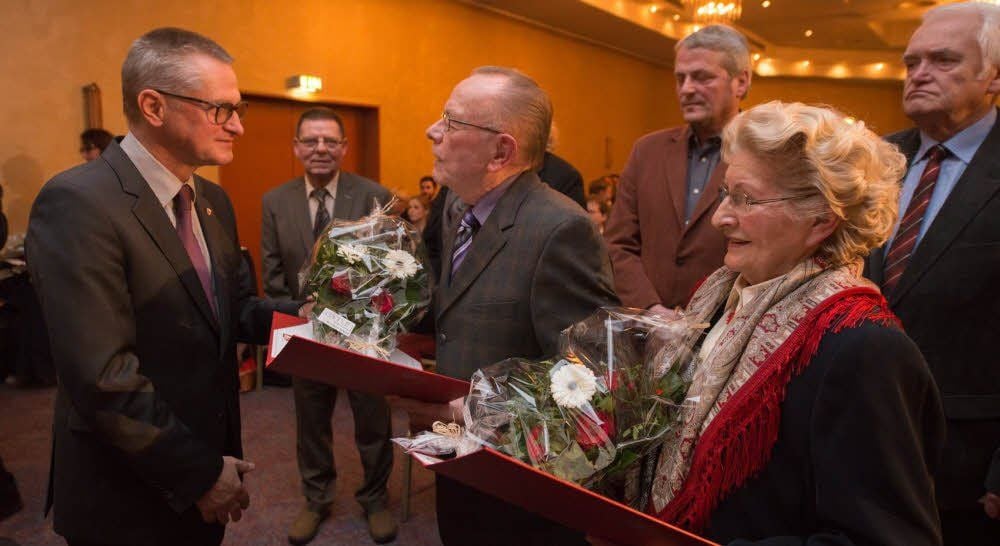 Der Kreistagsvorsitzende Michael Haase (links) gratuliert Ilse Loch und Herbert Eberl für ihr ehrenamtliches Engagement in Harzgerode.