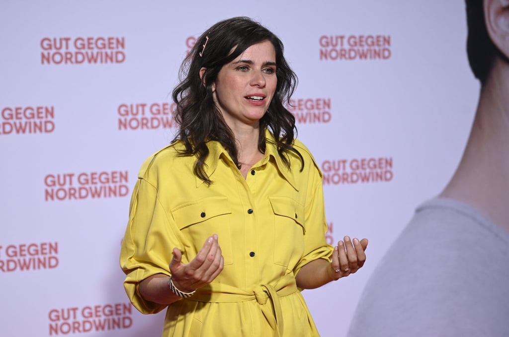 Schauspielerin Nora Tschirner kommt zu einer Filmpremiere.