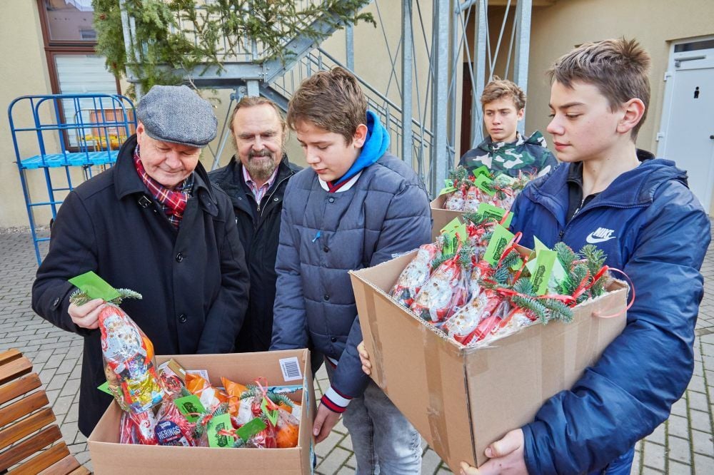 Paul Koller (links) bedankt sich im Namen der Stadt bei den Jugendlichen für die kleinen Geschenke an das Sozialzentrum.
