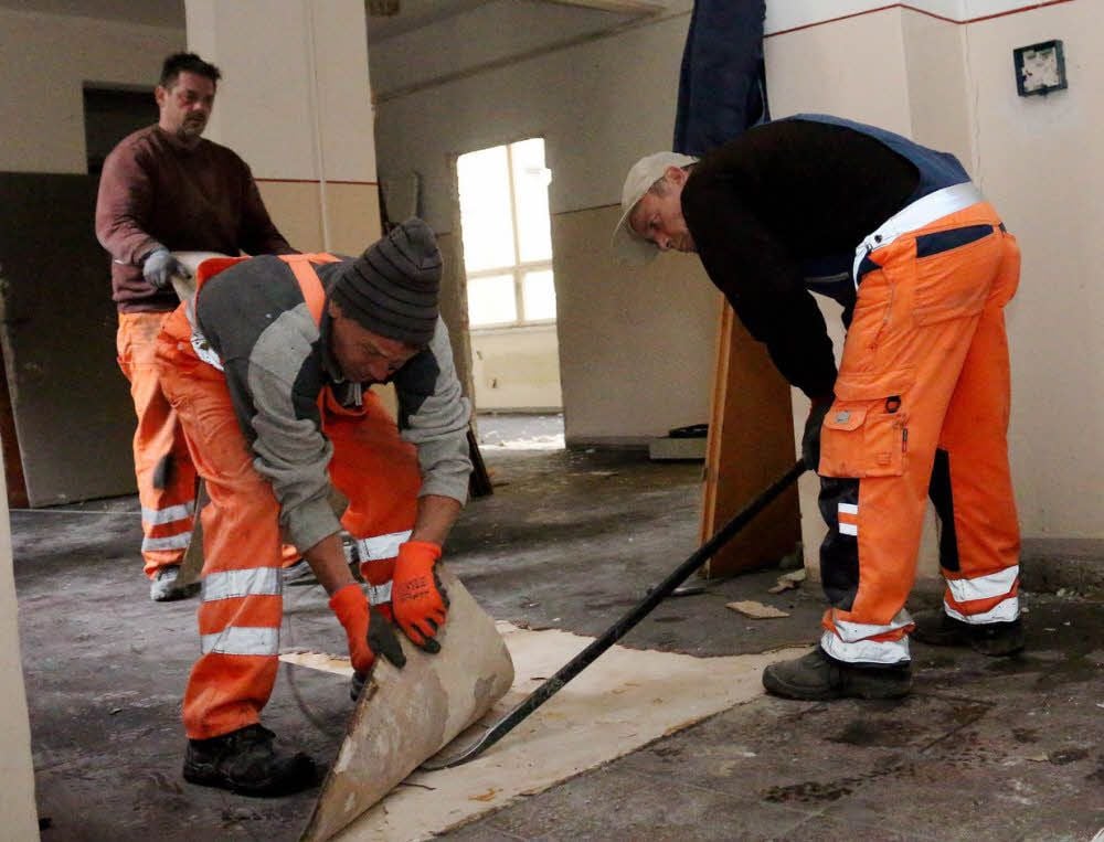 Mitarbeiter der Firma Jägerbau haben mit der Entkernung des Schulgebäudes begonnen.