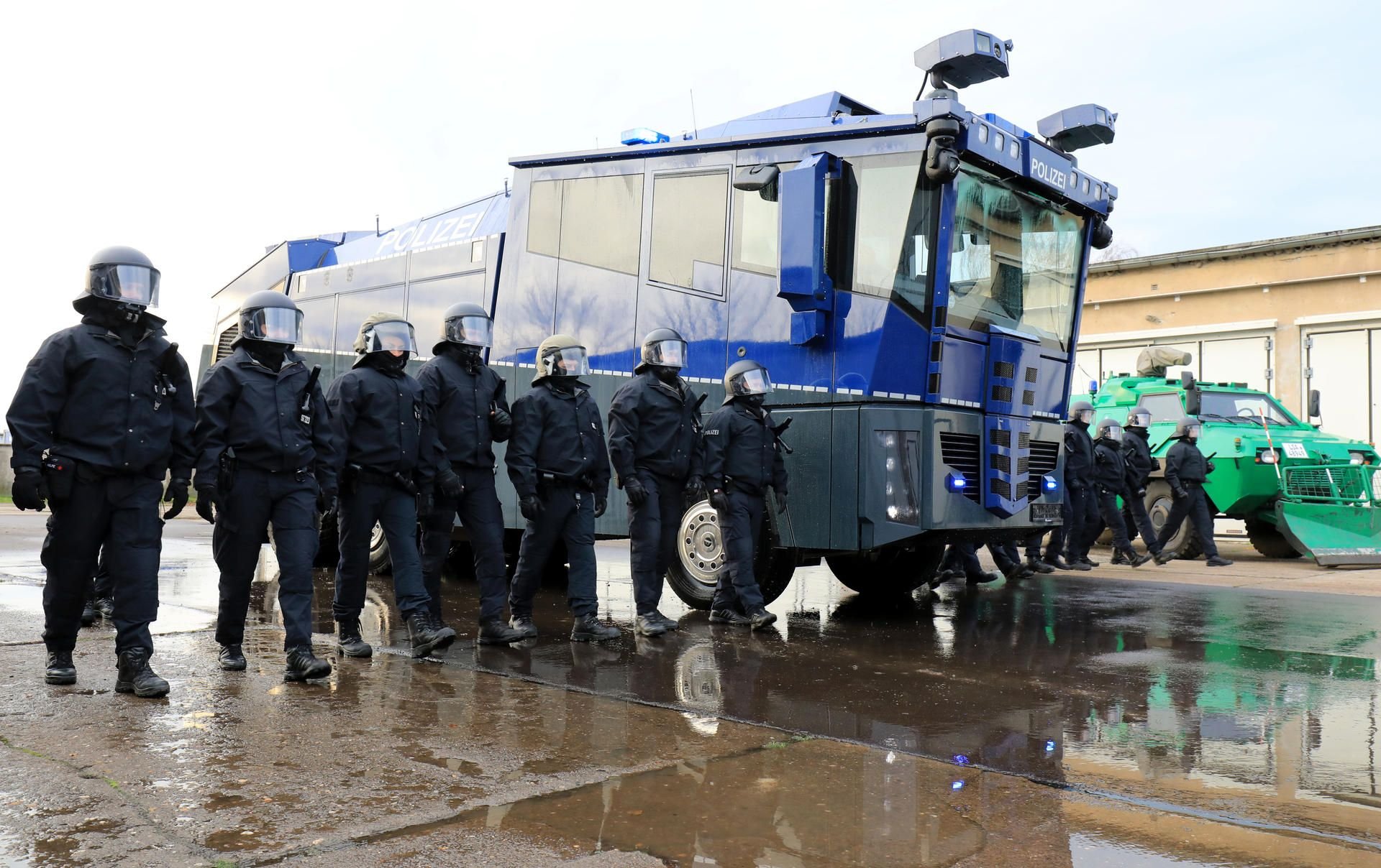 Ein neuer Wasserwerfer wird in Magdeburg an die Landesbereitschaftspolizei übergeben.