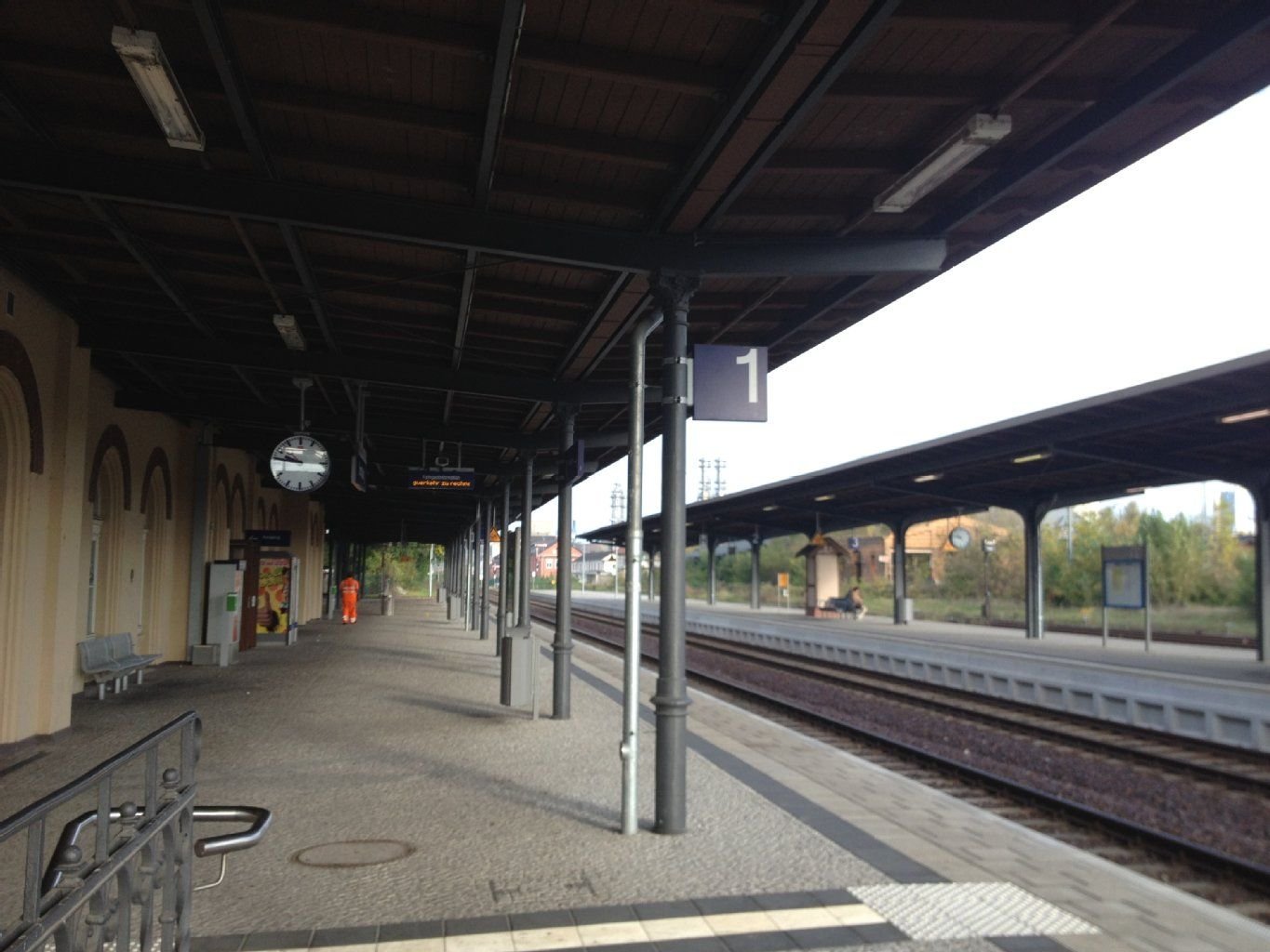 Noch herrscht am Bernbuger Bahnhof gähnende Leere.